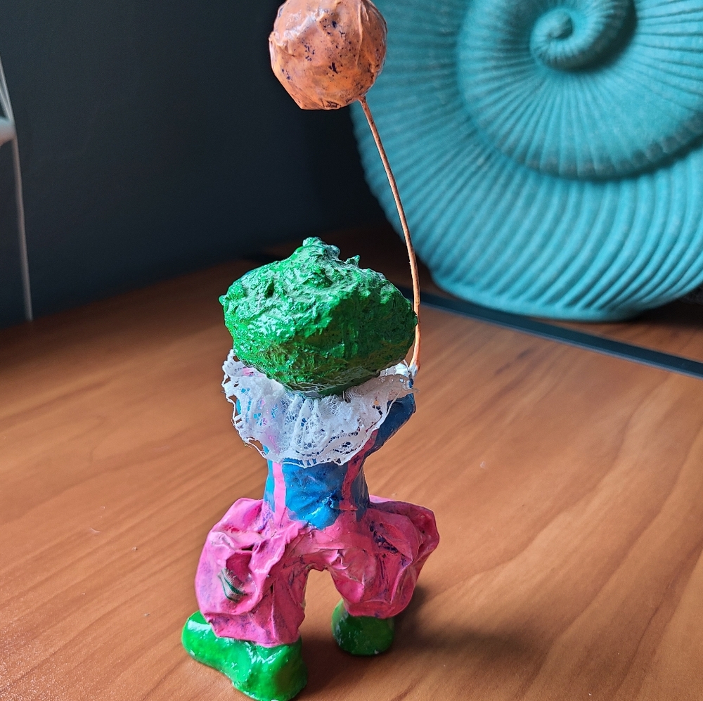 Vintage Mexico paper mache clown with balloon - Picture 3 of 5